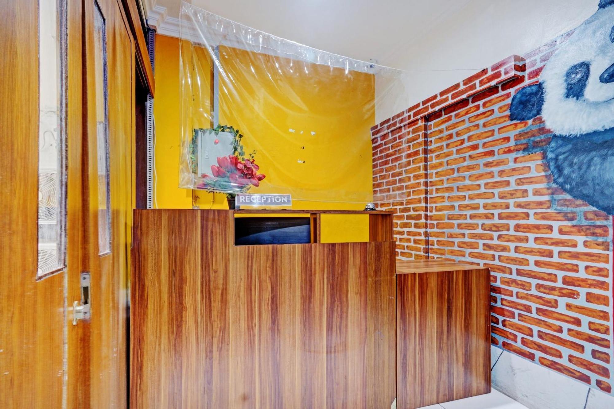Super Oyo 90426 Near Mall Ciputra 2 Hotel 2*
