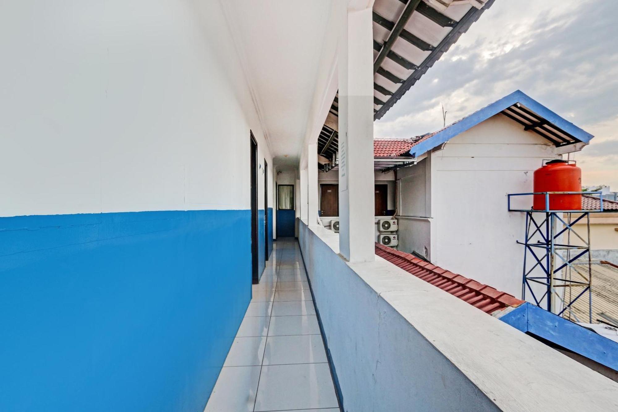 Hotel Super Oyo 90426 Near Mall Ciputra 2 2*