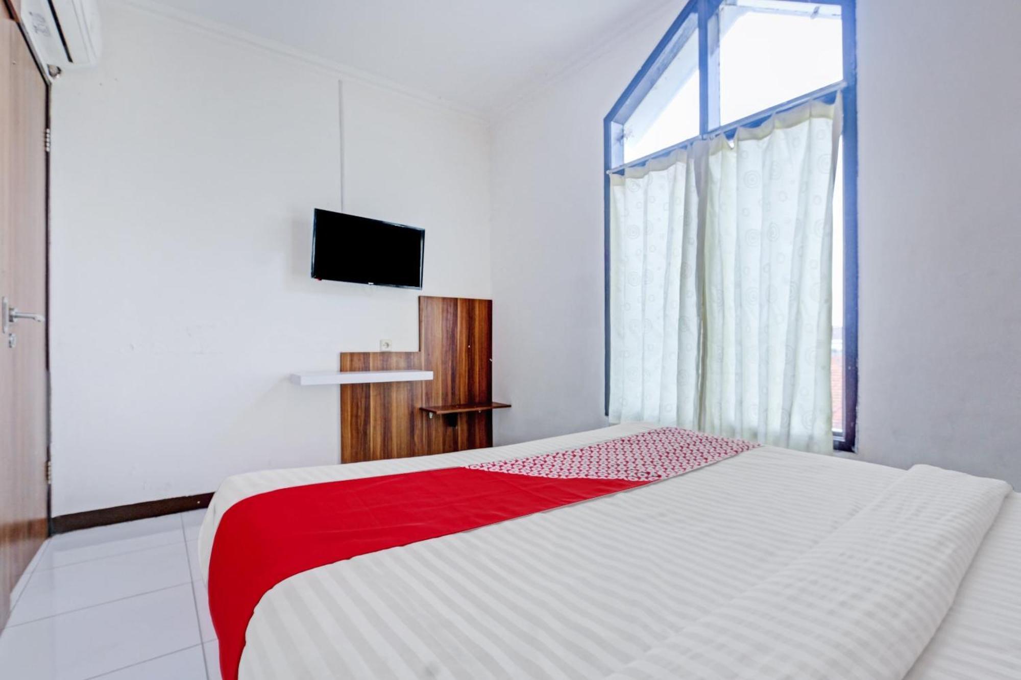 Hotel Super Oyo 90426 Near Mall Ciputra 2 2*